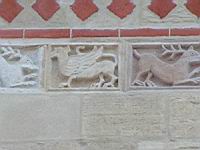 Lyon, Abbaye d'Ainay, Clocher-Porche, Plaques sculptees, Griffon (2)